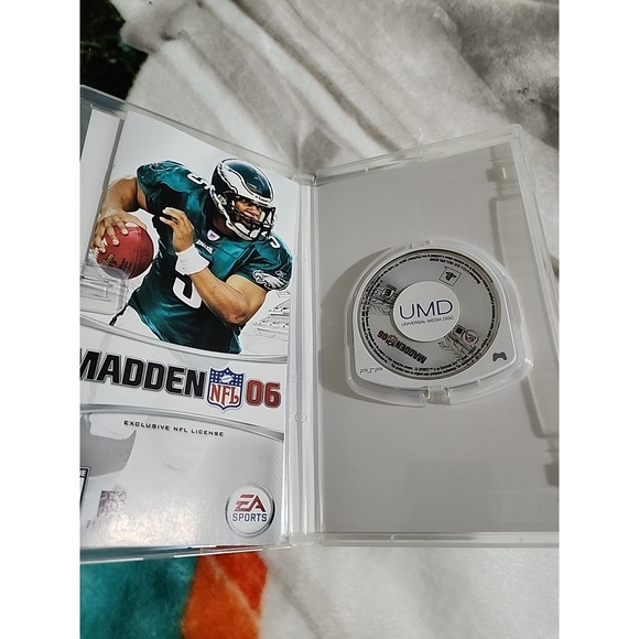 Madden NFL 06 (Sony PSP, 2005) - Picture 2 of 5